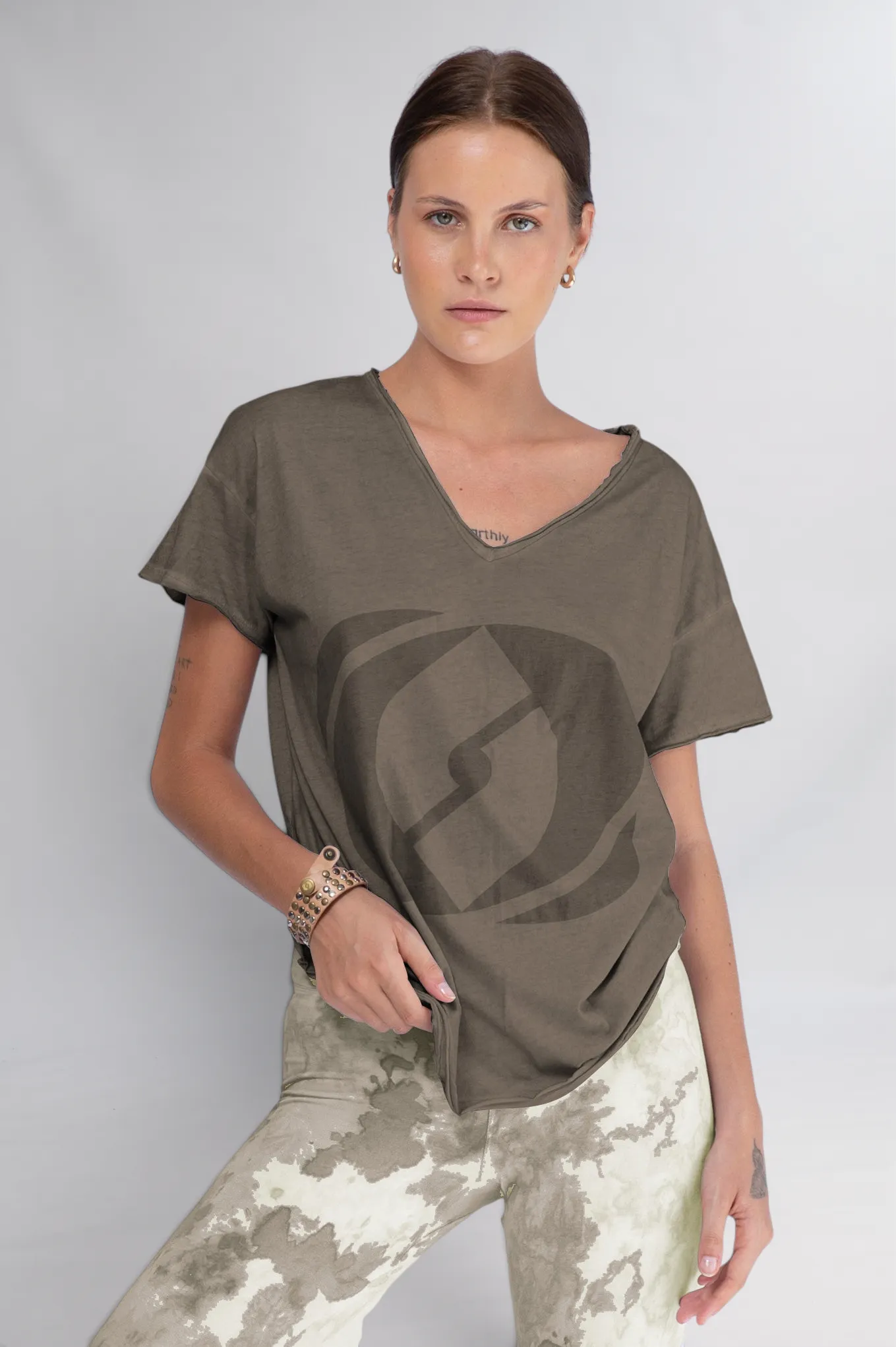 V-Tshirt, merchant product photograph