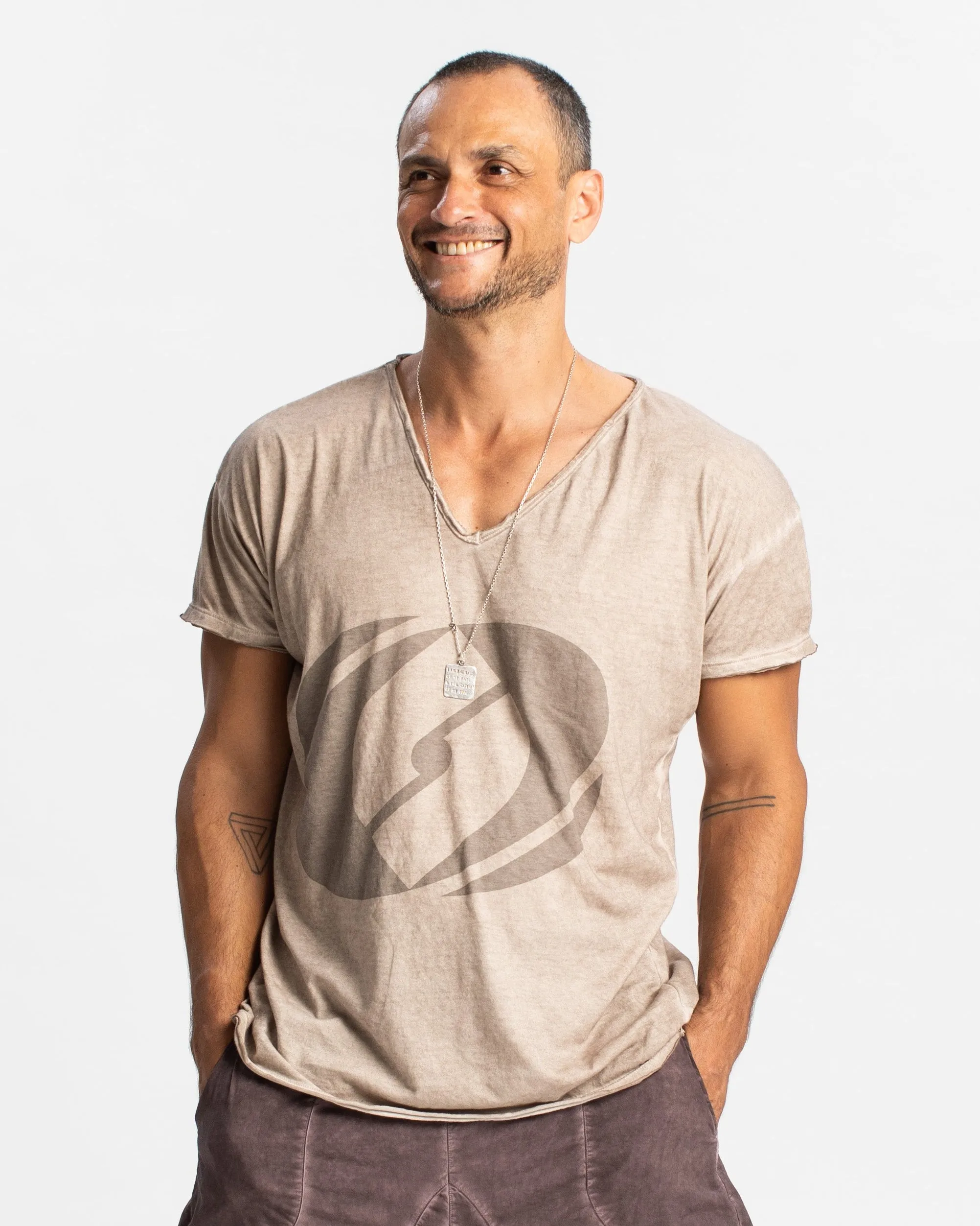 V-Tshirt, merchant product photograph